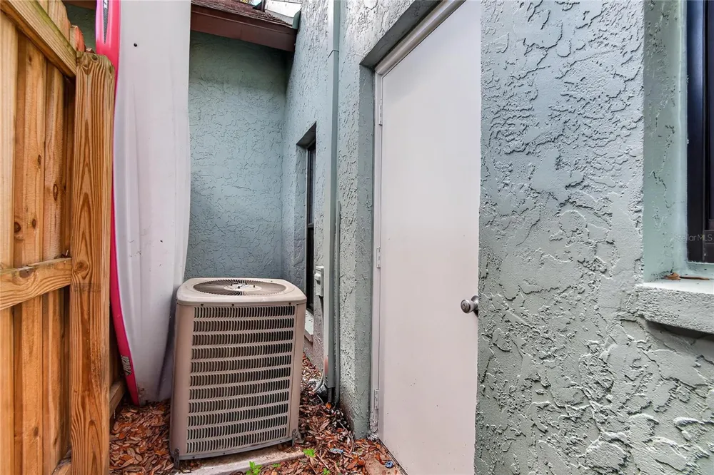 5601 ASHLEY OAKS DRIVE #6 Tampa, FL 33617