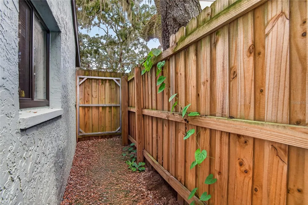 5601 ASHLEY OAKS DRIVE #6 Tampa, FL 33617