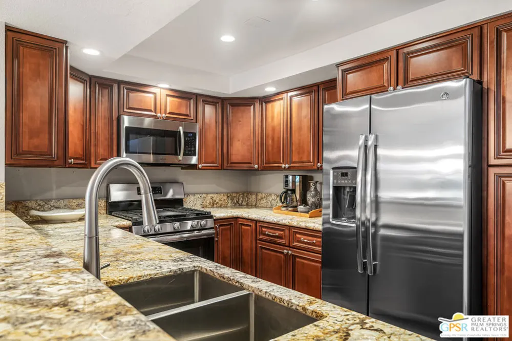 215 Calle Bravo Palm Springs, CA 92264