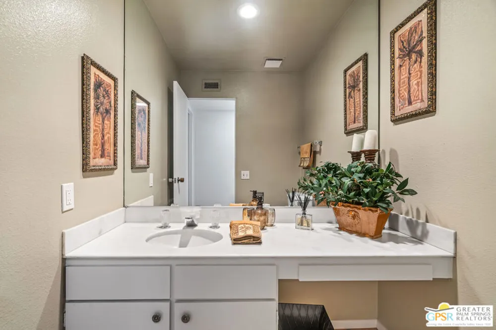 215 Calle Bravo Palm Springs, CA 92264