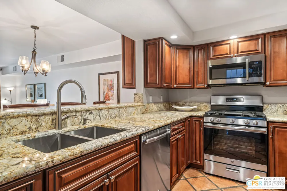 215 Calle Bravo Palm Springs, CA 92264