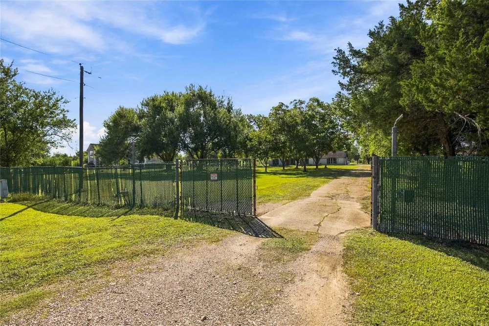 4697 Wickwillow Lane Alvin, TX 77511