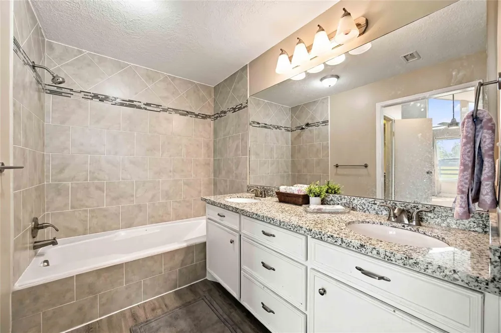 4697 Wickwillow Lane Alvin, TX 77511