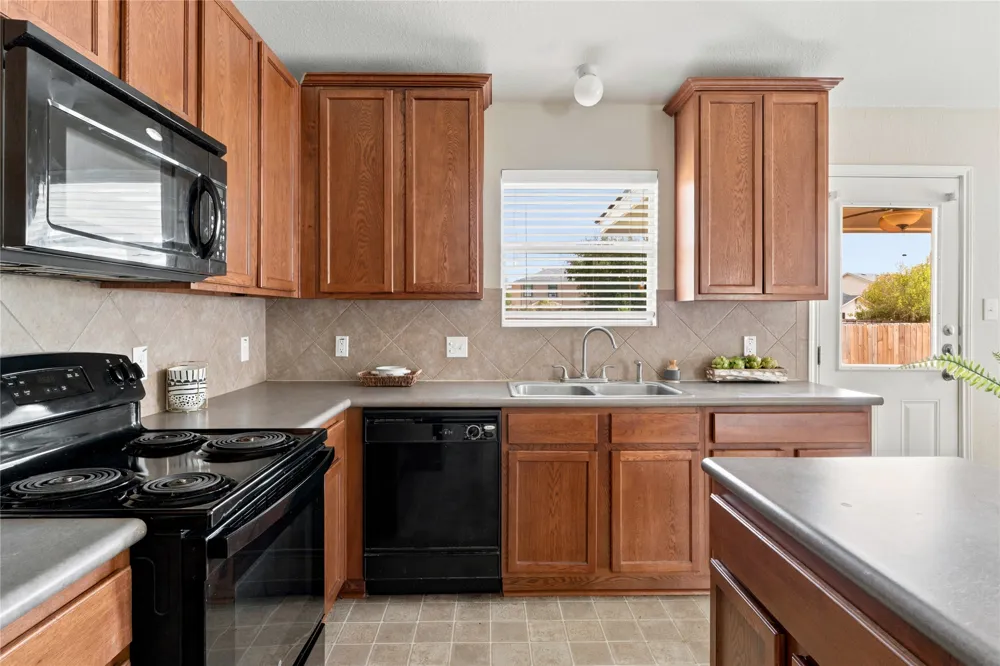 405 Bandara Woods Boulevard Elgin, TX 78621