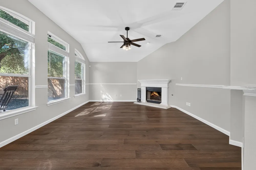 1004 Applerock Leander, TX 78641