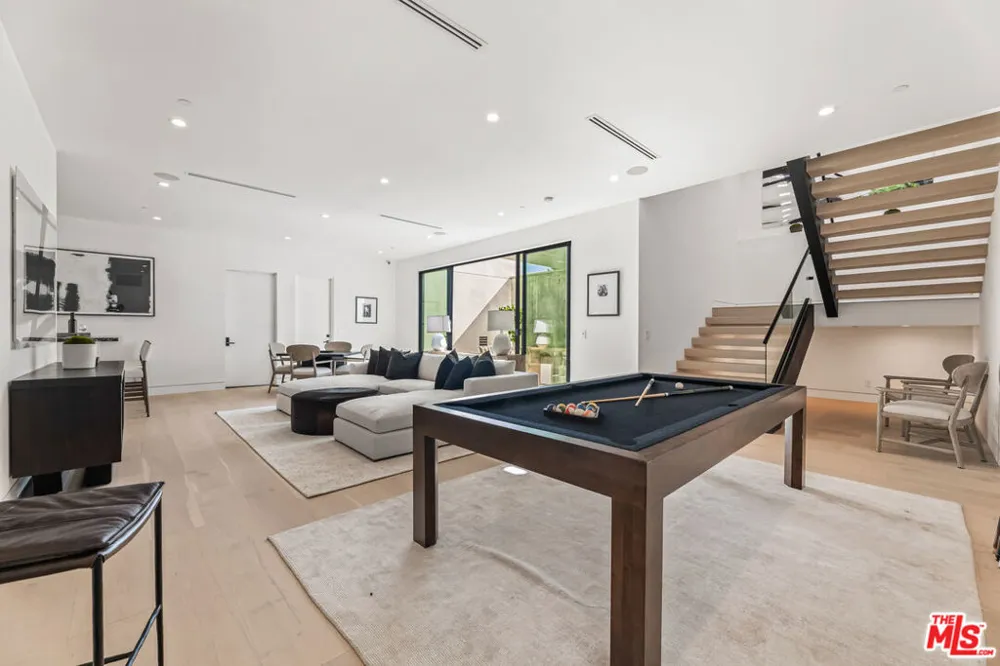 12119 Travis Street Los Angeles, CA 90049
