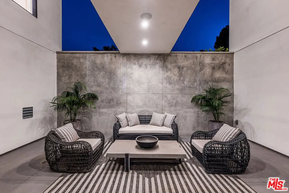 12119 Travis Street Los Angeles, CA 90049