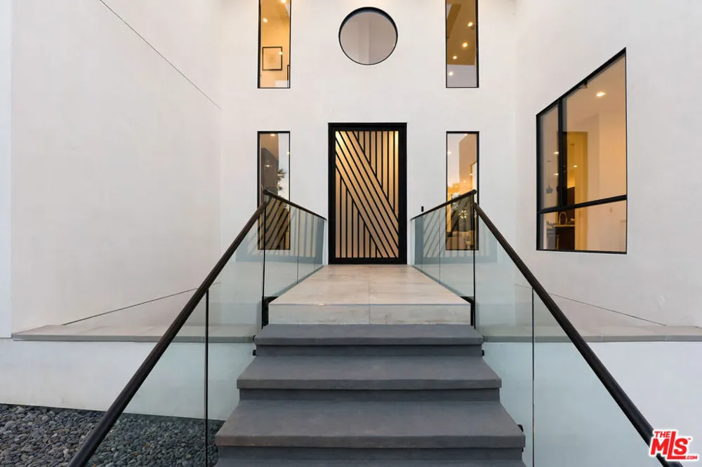 12119 Travis Street Los Angeles, CA 90049