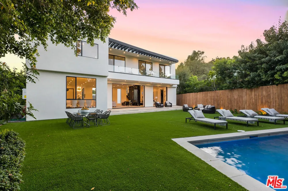 12119 Travis Street Los Angeles, CA 90049