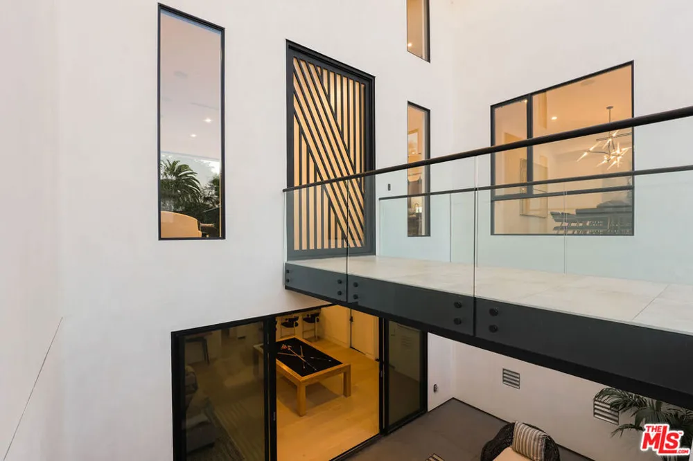 12119 Travis Street Los Angeles, CA 90049