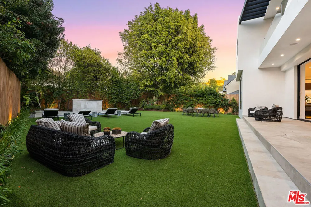 12119 Travis Street Los Angeles, CA 90049