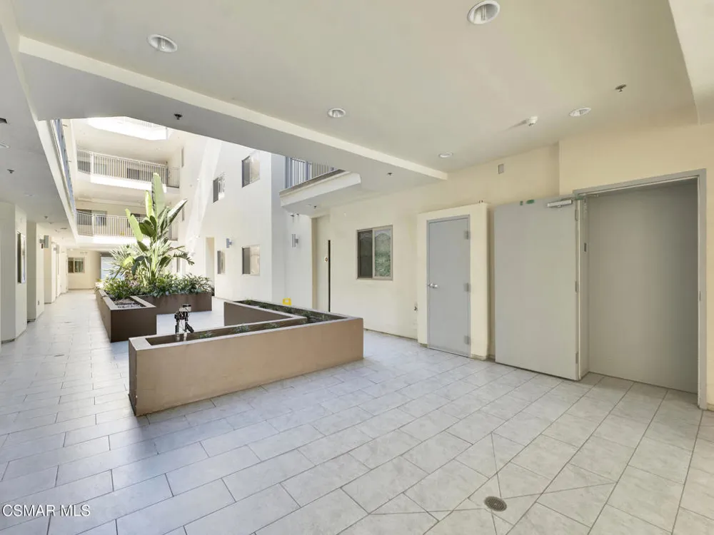 5016 Bakman Avenue #104 North Hollywood, CA 91601