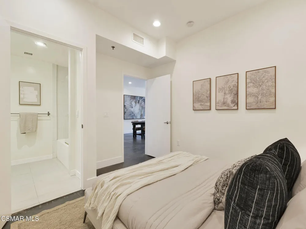 5016 Bakman Avenue #104 North Hollywood, CA 91601