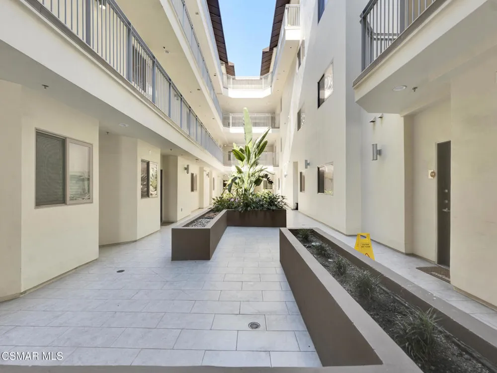 5016 Bakman Avenue #104 North Hollywood, CA 91601