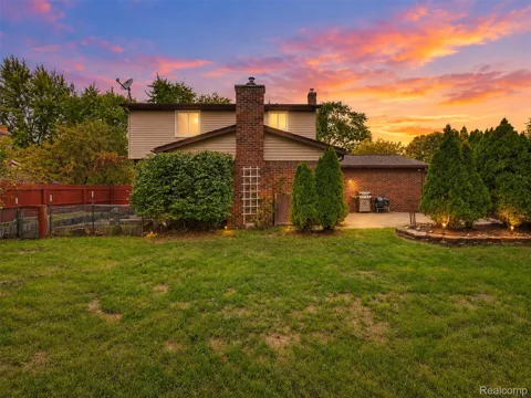 1225 Meadowood Drive