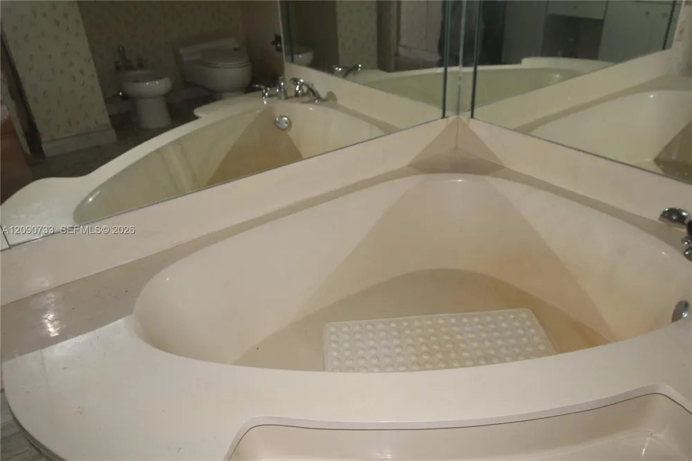1000 Quayside Ter #1807 Miami, FL 33138