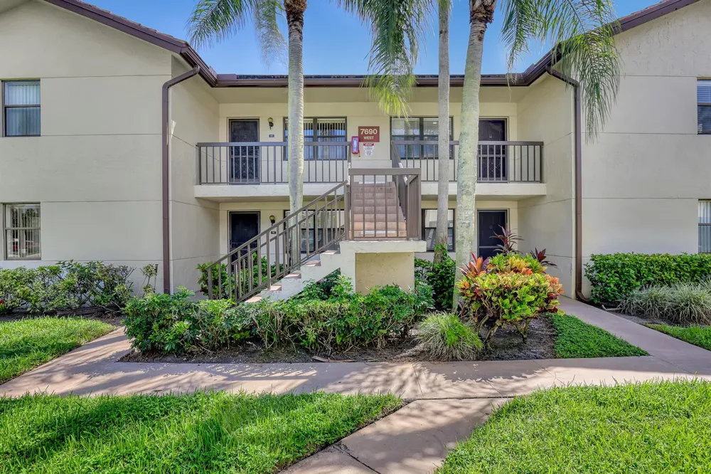 7690 Tahiti Lane #202 Lake Worth, FL 33467