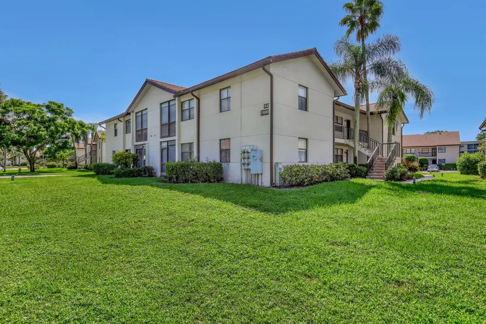 7690 Tahiti Lane #202 Lake Worth, FL 33467