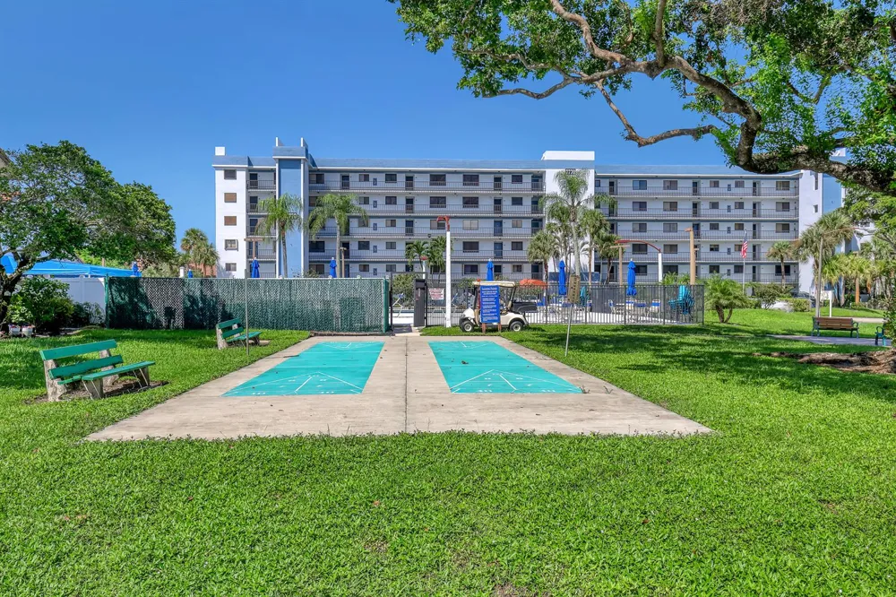7690 Tahiti Lane #202 Lake Worth, FL 33467
