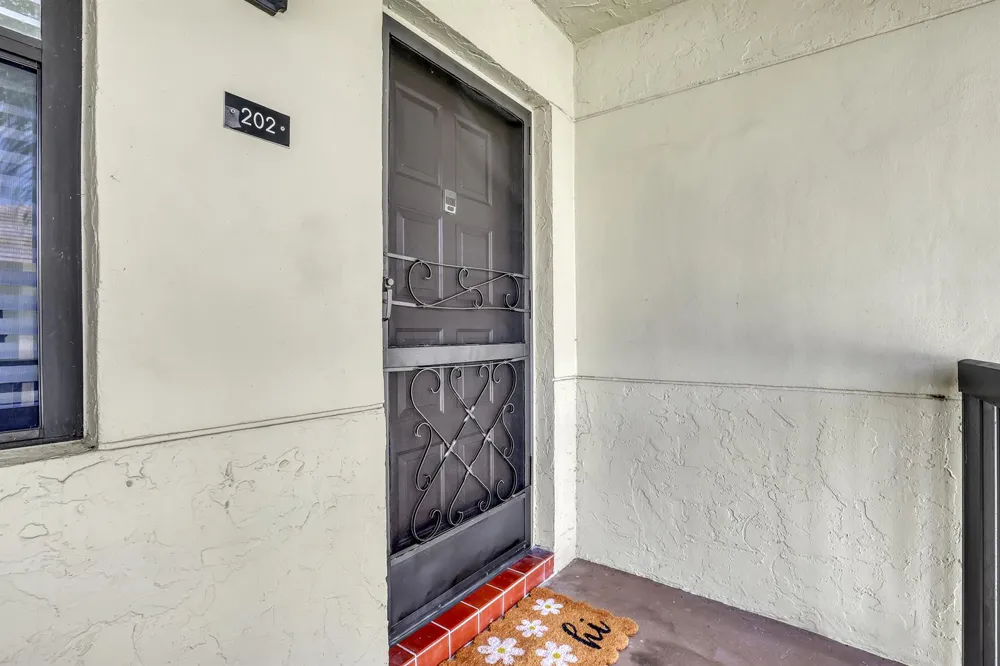 7690 Tahiti Lane #202 Lake Worth, FL 33467