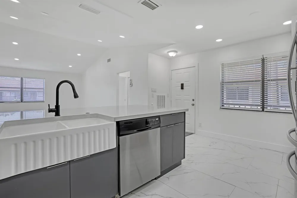7690 Tahiti Lane #202 Lake Worth, FL 33467