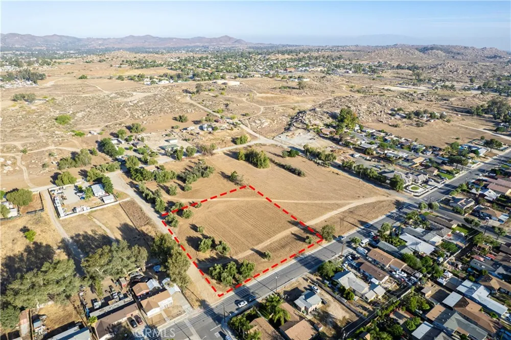 313-211-004 Perris, CA 92570