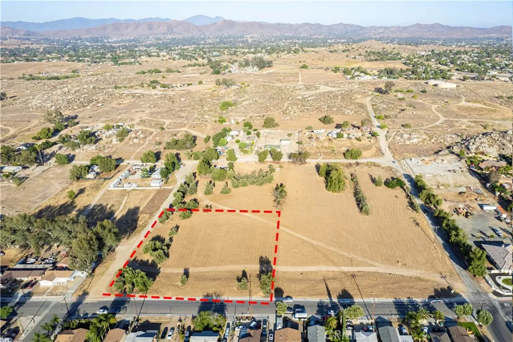 313-211-004 Perris, CA 92570
