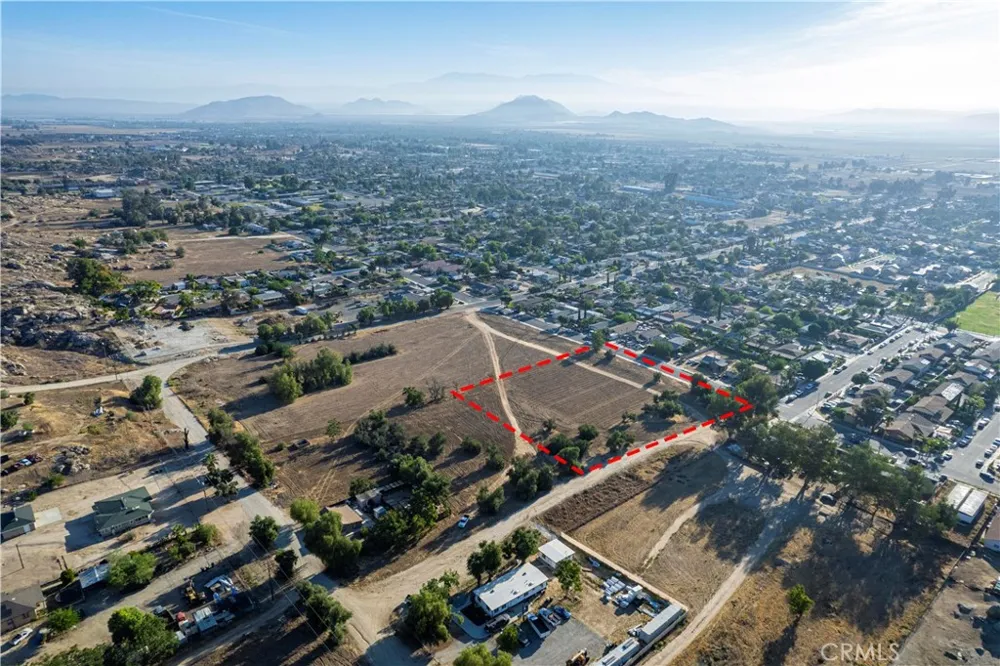 313-211-004 Perris, CA 92570