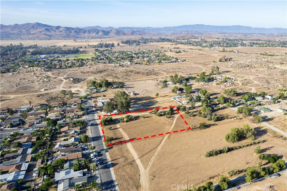 313-211-004 Perris, CA 92570