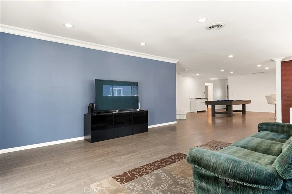 13042 Aetna Street Valley Glen, CA 91401