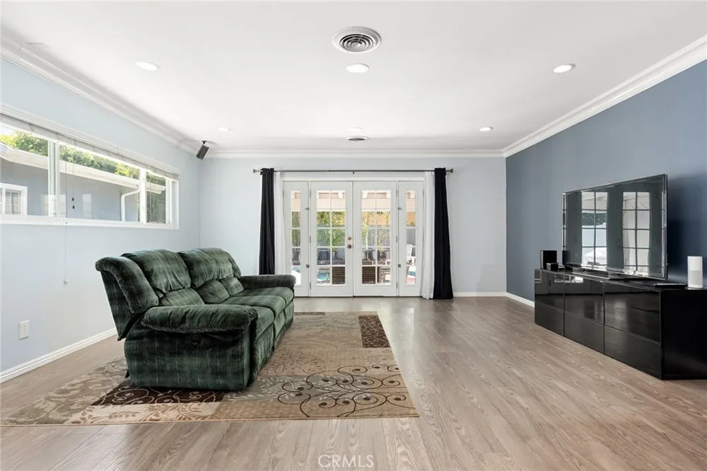 13042 Aetna Street Valley Glen, CA 91401