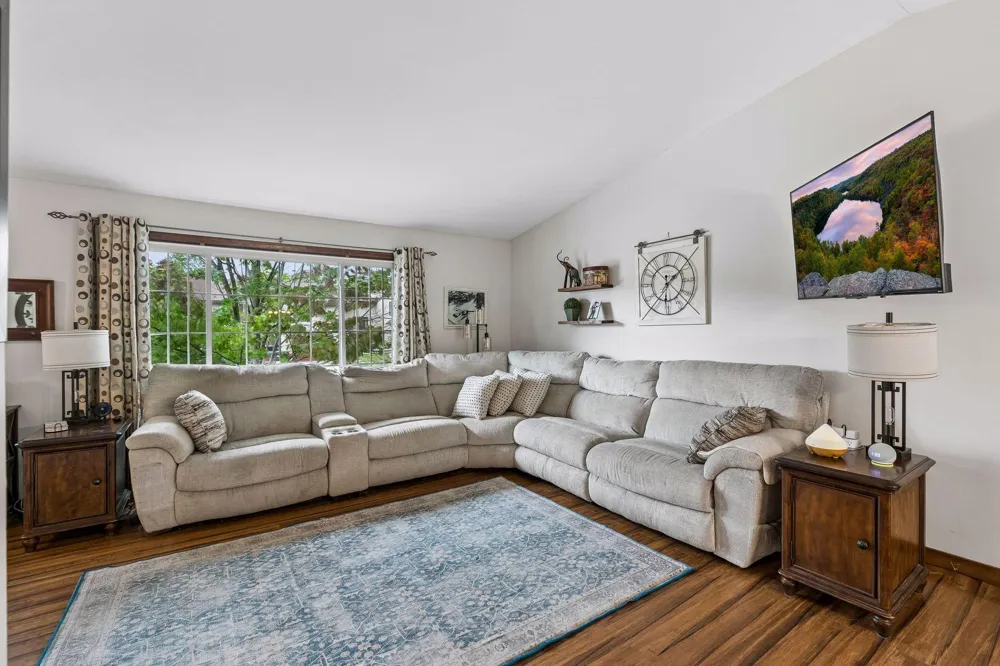 17540 Ionia Path Lakeville, MN 55044