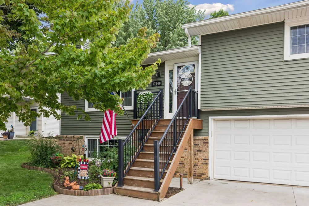 17540 Ionia Path Lakeville, MN 55044