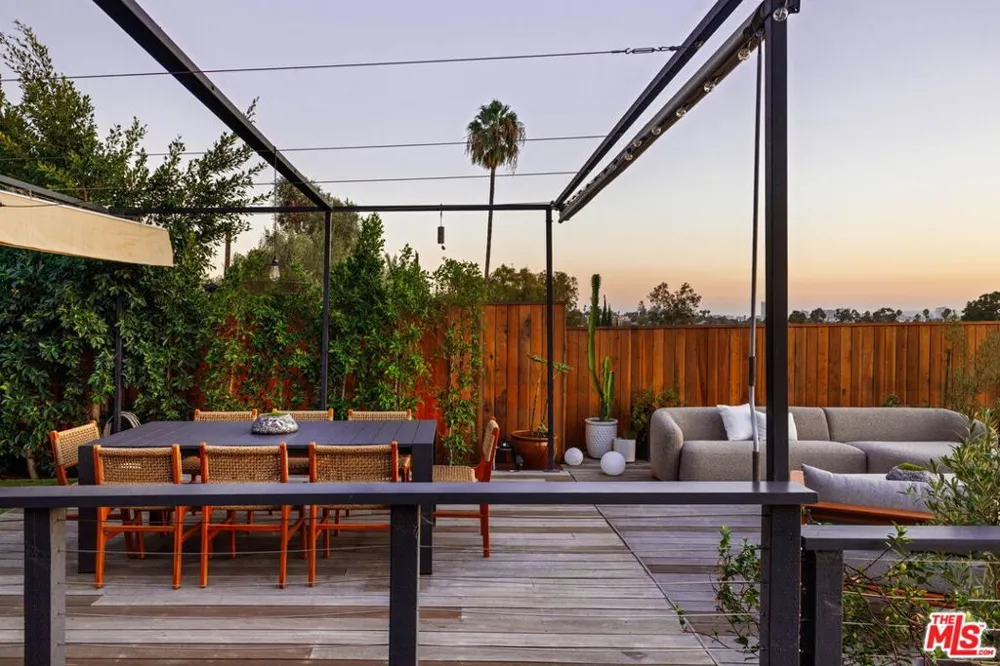 4016 Cumberland Avenue Los Angeles, CA 90027