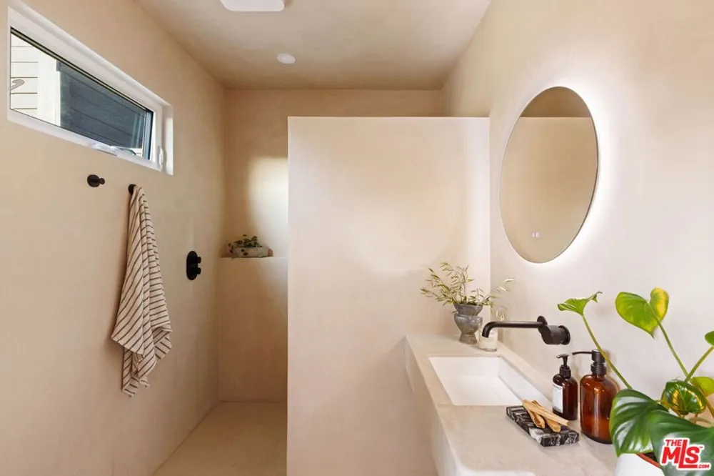 4016 Cumberland Avenue Los Angeles, CA 90027