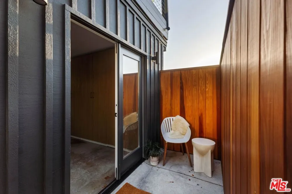 4016 Cumberland Avenue Los Angeles, CA 90027