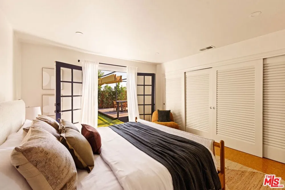 4016 Cumberland Avenue Los Angeles, CA 90027