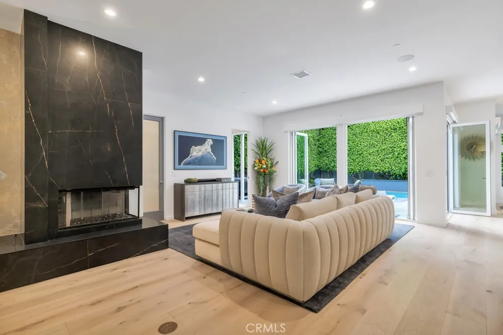 8719 Rosewood Avenue West Hollywood, CA 90048