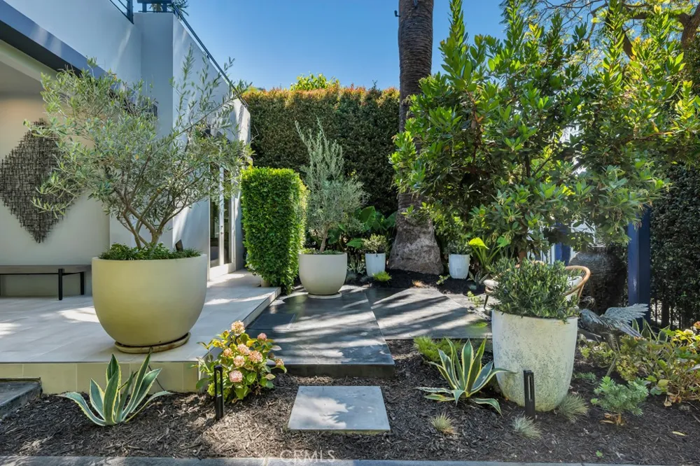 8719 Rosewood Avenue West Hollywood, CA 90048
