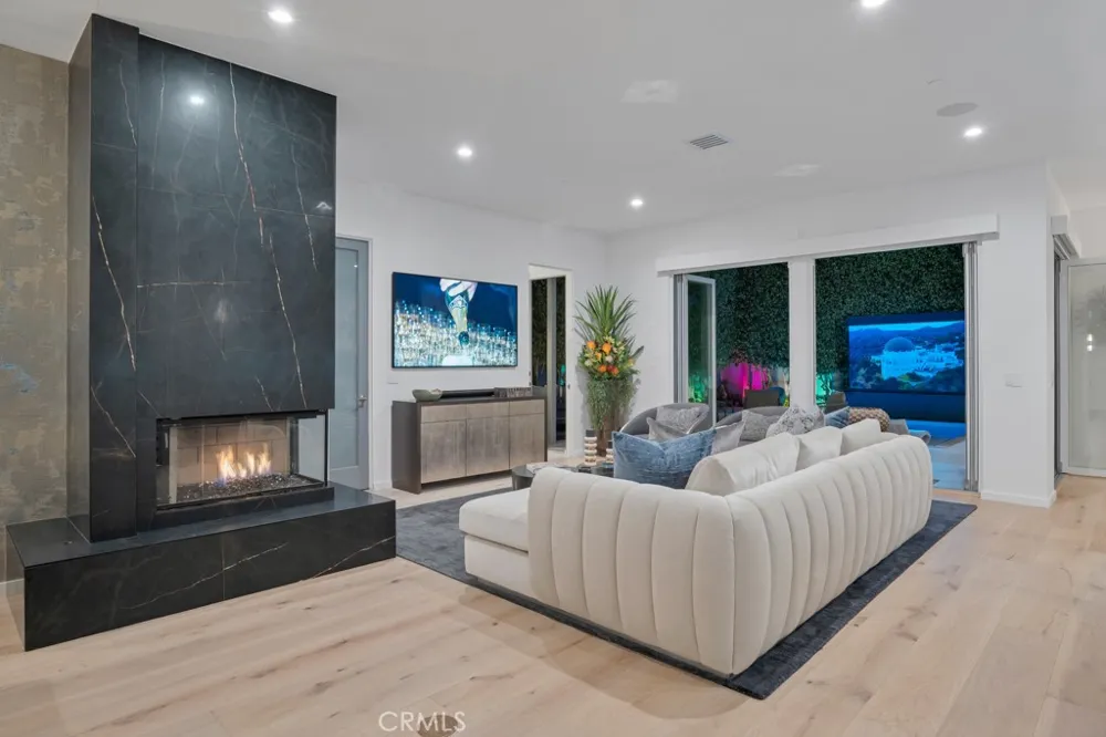 8719 Rosewood Avenue West Hollywood, CA 90048