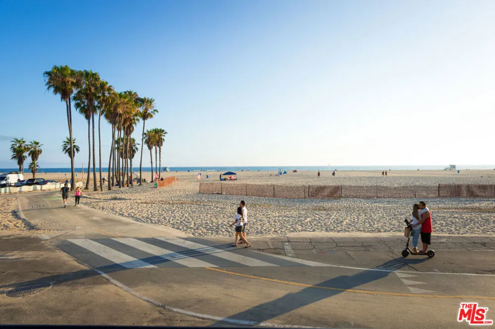 117 Ocean Front Walk Santa Monica, CA 90291