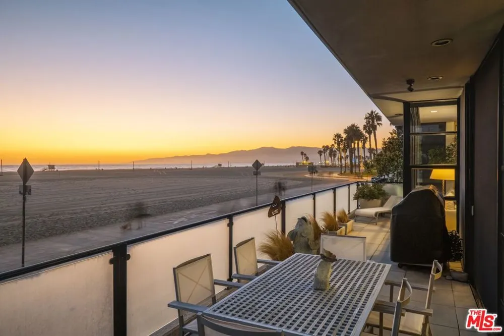 117 Ocean Front Walk Santa Monica, CA 90291