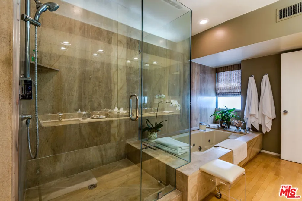 117 Ocean Front Walk Santa Monica, CA 90291