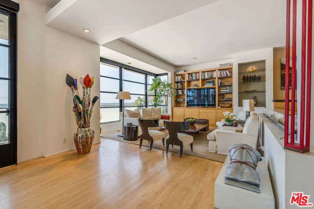 117 Ocean Front Walk Santa Monica, CA 90291
