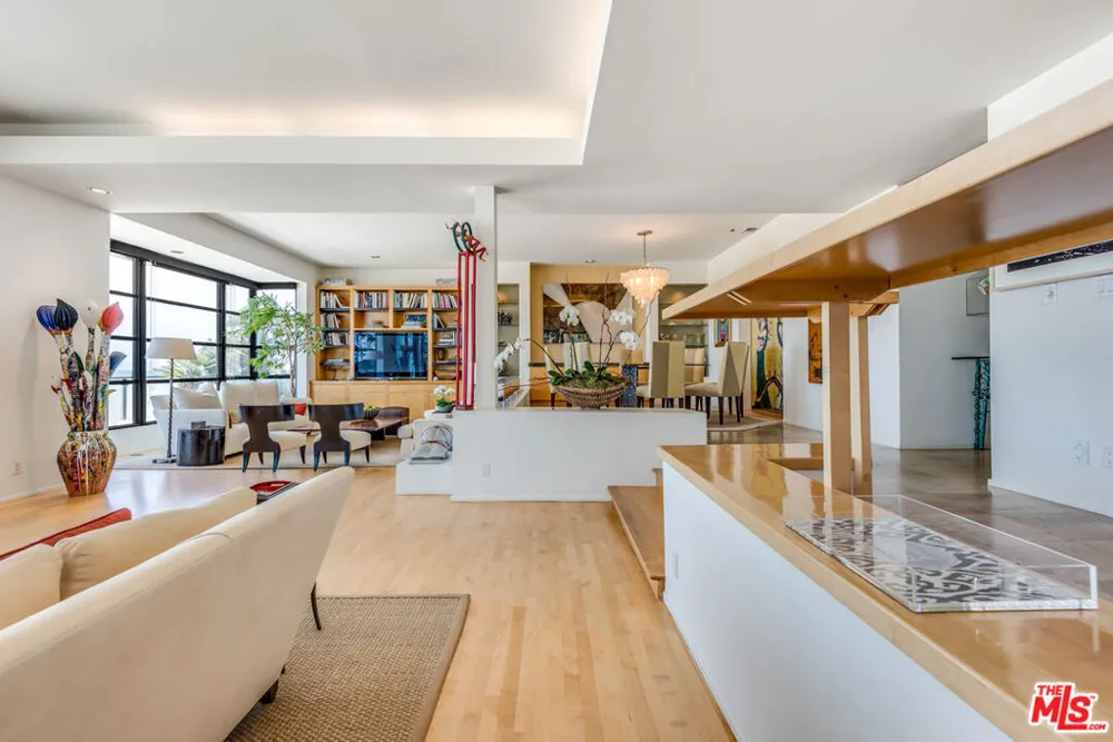 117 Ocean Front Walk Santa Monica, CA 90291