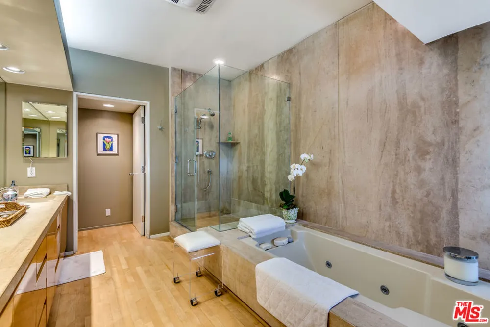 117 Ocean Front Walk Santa Monica, CA 90291