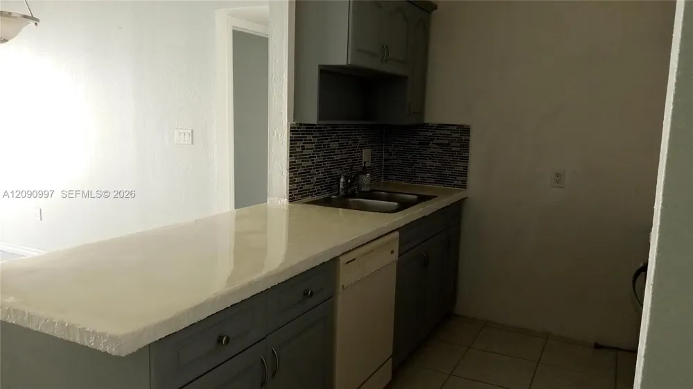300 W 74th Pl #303 Hialeah, FL 33014