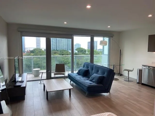 1600 SW 1st Ave #811 Miami, FL 33129