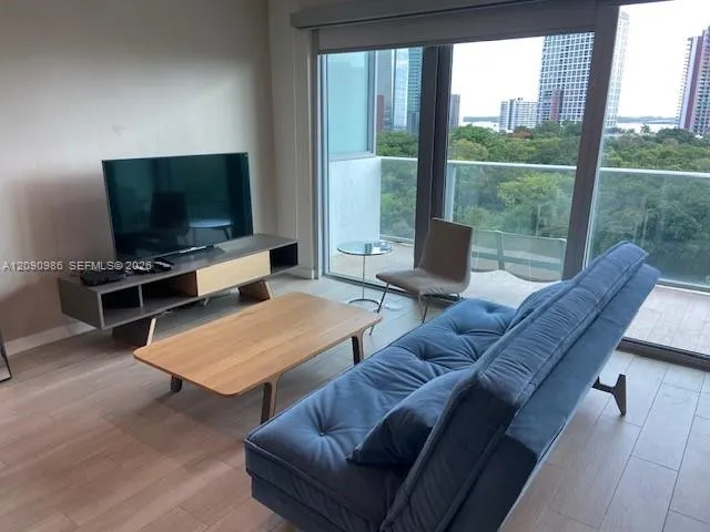 1600 SW 1st Ave #811 Miami, FL 33129