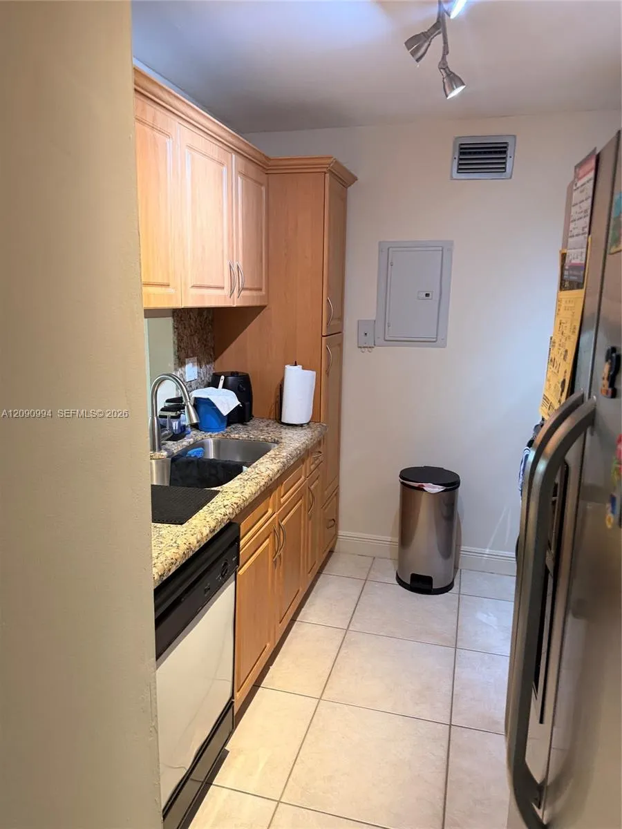 460 W Park Dr #202 Miami, FL 33172